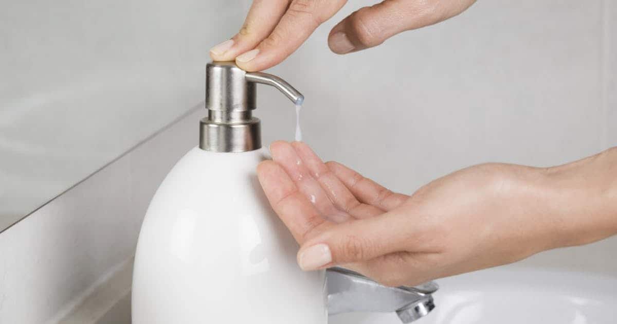 Зачем подмываться. Какое мыло лучше для подмывания женщин. Рука кладет мыло. Как правильно подмываться. Как правильно подмываться девушке.